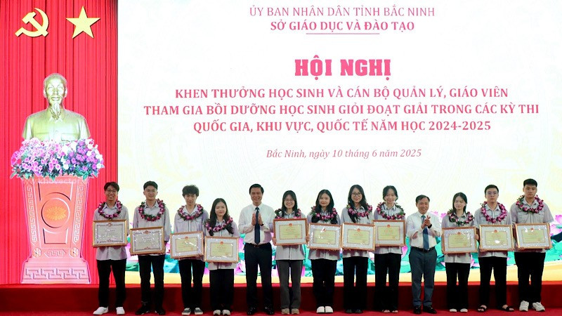 Phó Chủ tịch Ủy ban nhân dân tỉnh Lê Xuân Lợi và lãnh đạo Sở Giáo dục và Đào tạo chúc mừng các học sinh đoạt giải Nhất quốc gia. img-2025-06-10-184009.jpg