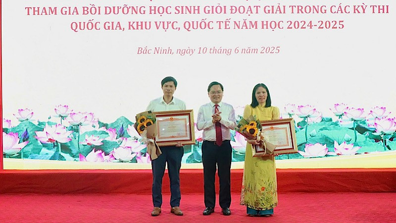Bí thư Tỉnh ủy Bắc Ninh chúc mừng hai nhà giáo được Thủ tướng Chính phủ tặng Bằng khen. img-2025-06-10-184417.jpg