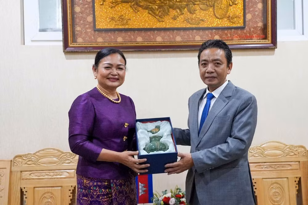 Thứ trưởng Văn hóa, Thể thao và Du lịch Hoàng Đạo Cương tiếp Quốc Vụ khanh Bộ Văn hóa và Nghệ thuật Campuchia Lundi Sannnara.