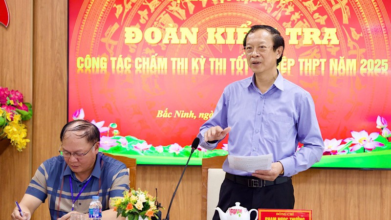 Thứ trưởng Giáo dục và Đào tạo Phạm Ngọc Thưởng phát biểu kết luận buổi kiểm tra. img-2025-07-02-140228.jpg