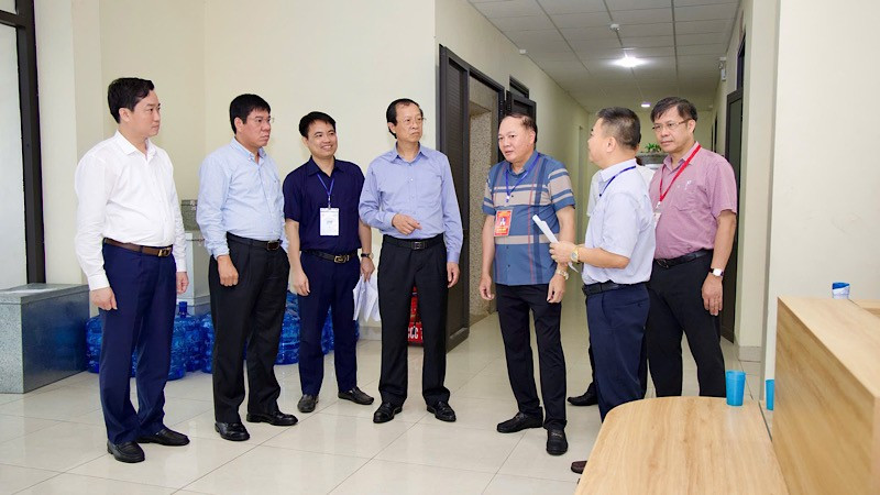 Thứ trưởng Giáo dục và Đào tạo Phạm Ngọc Thưởng kiểm tra thực tế các điểm chấm thi.