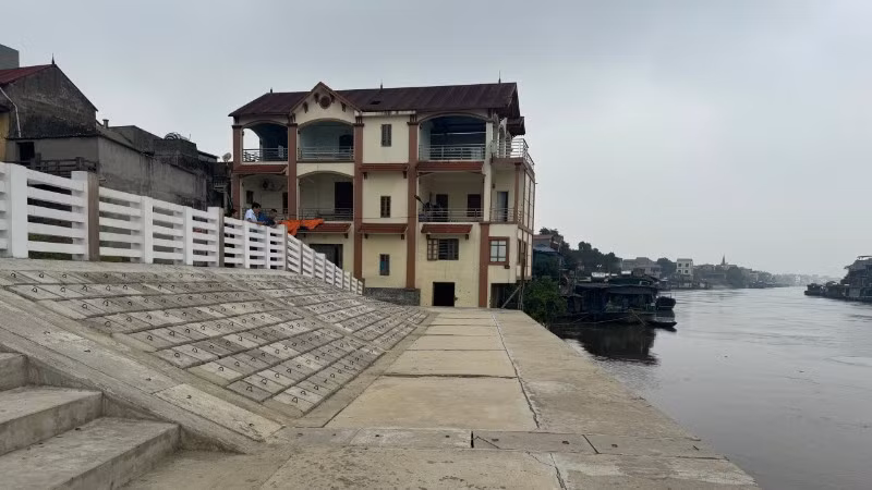 Kiên cố hóa đê kè, bảo đảm an toàn trong mùa mưa lũ.