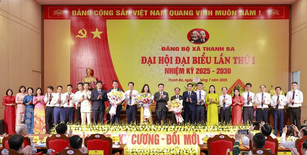Lãnh đạo tỉnh Phú Thọ tặng hoa chúc mừng Ban Chấp hành Đảng bộ xã Thanh Ba, nhiệm kỳ 2025-2030. 15.jpg