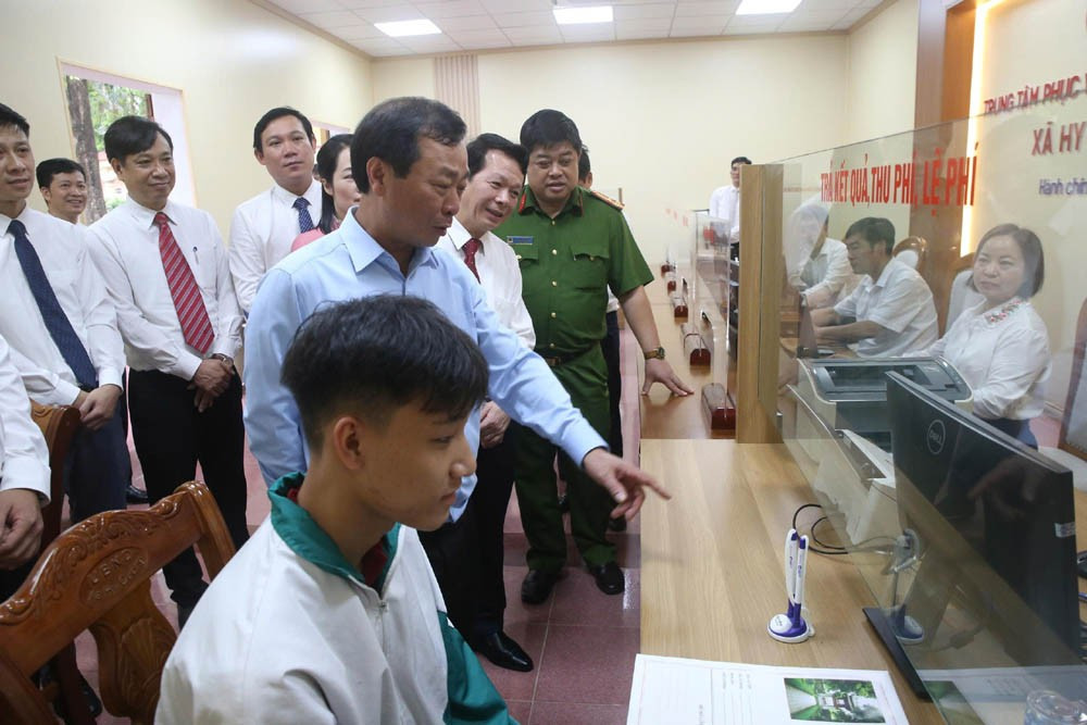 Chủ tịch Hội đồng nhân dân tỉnh phú Thọ Bùi Văn Quang kiểm tra việc vận hành Trung tâm phục vụ hành chính công xã Hy Cương. 30.jpg