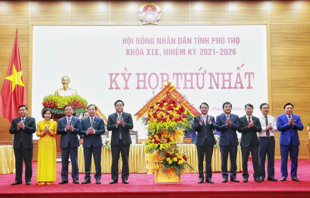 Bí thư Tỉnh ủy Phú Thọ Đặng Xuân Phong tặng hoa chúc mừng Chủ tịch và các Phó Chủ tịch Ủy ban nhân dân tỉnh Phú Thọ. 34.jpg