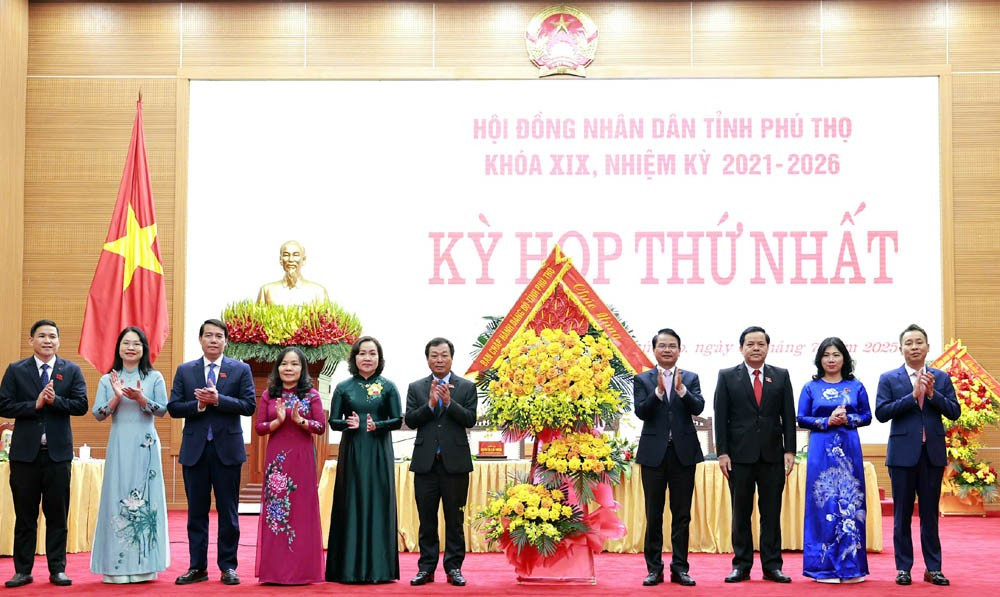 Bí thư Tỉnh ủy Phú Thọ Đặng Xuân Phong tặng hoa chúc mừng Chủ tịch, các Phó Chủ tịch Hội đồng nhân dân tỉnh Phú Thọ. 36.jpg