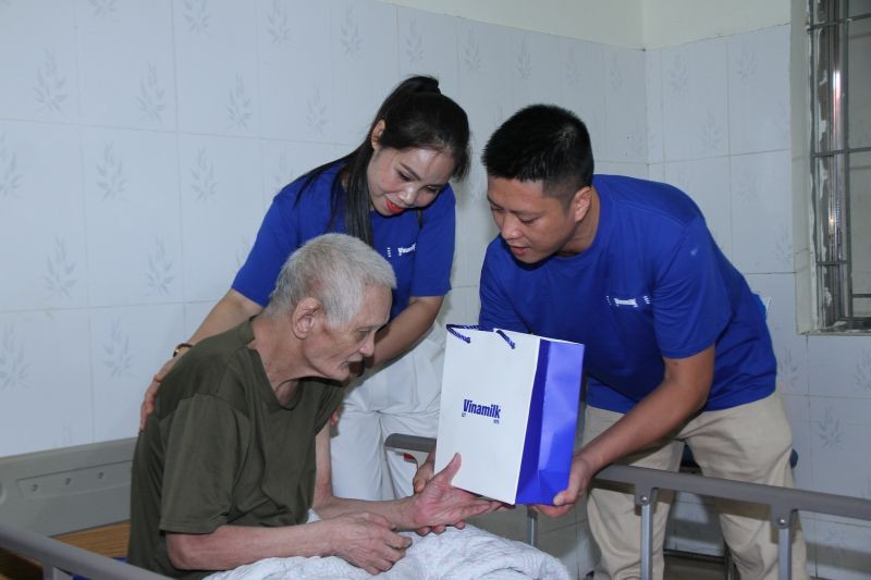Góp phần chăm sóc sức khỏe thể chất cho những anh hùng của đất nước, Vinamilk dành tặng những món quà dinh dưỡng thiết thực như sữa tươi Vinamilk 100%, sữa hỗ trợ ăn ngủ ngon Sure Prevent Gold. (Ảnh: THANH BÌNH) anh-5b.jpg