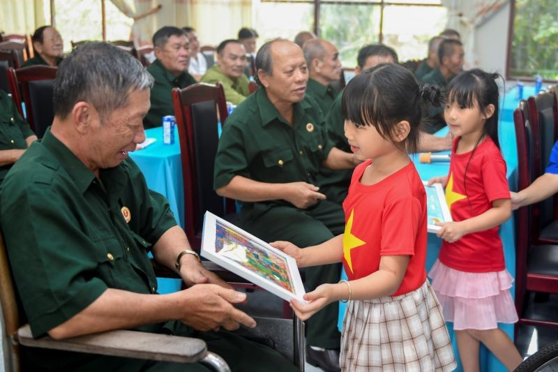 Những bức tranh do con em nhân viên Vinamilk vẽ trở thành cầu nối gắn kết quá khứ với tương lai. (Ảnh: THANH BÌNH) anh-3c.jpg