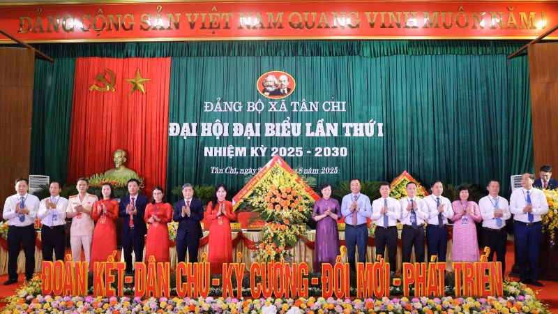 Lãnh đạo tỉnh Bắc Ninh tặng hoa chúc mừng Đại hội.