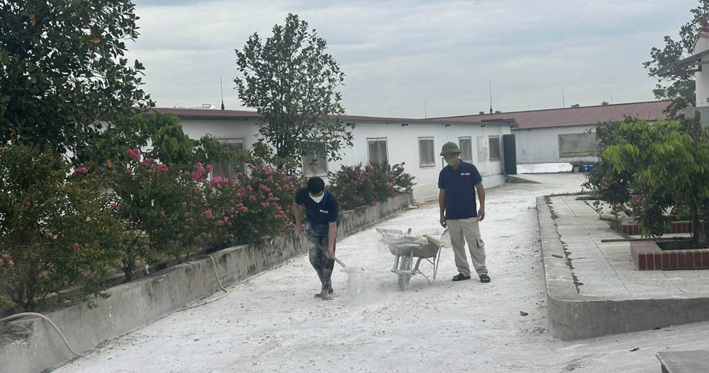 Nhiều trang trại chăn nuôi lợn quy mô lớn tại Phú Thọ đã chủ động vệ sinh, phun hóa chất khu vực chuồng trại để phòng, chống dịch tả lợn châu Phi. 5.jpg