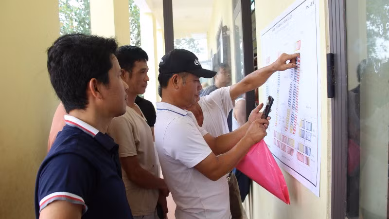 Người dân kiểm tra vị trí khu đất được giao trên bản đồ sau khi bốc thăm.