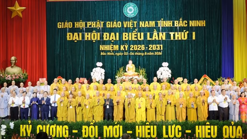 Các đại biểu chụp ảnh kỷ niệm cùng Ban Trị sự Giáo hội Phật giáo tỉnh Bắc Ninh nhiệm kỳ 2026-2031.