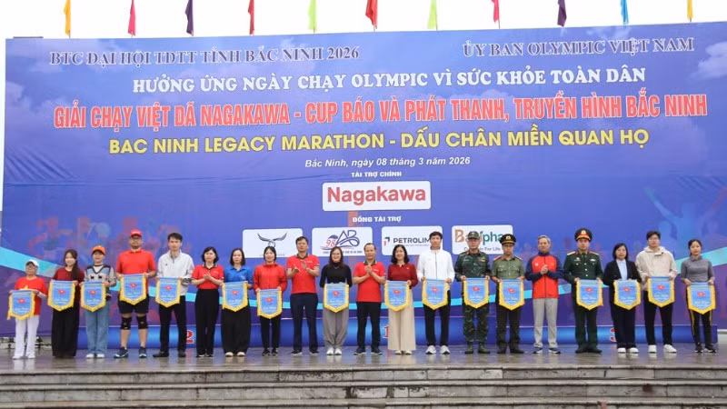 Ban Tổ chức trao cờ lưu niệm tặng các đoàn tham dự. 