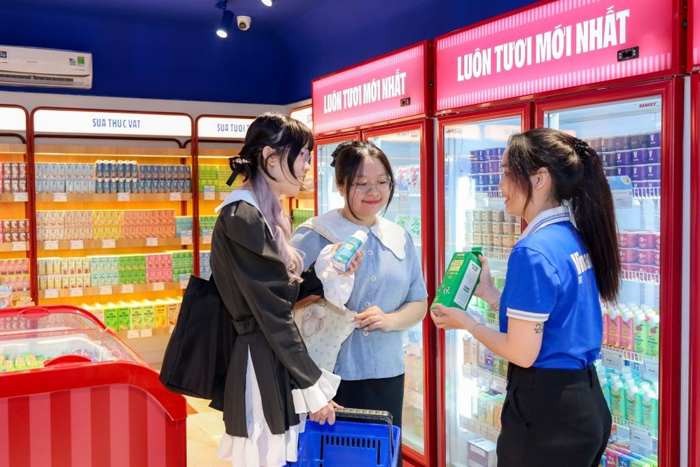 Đổi mới sản phẩm, “thay áo” các cửa hàng theo nhận diện thương hiệu mới giúp Vinamilk tiếp cận tốt hơn đến người tiêu dùng, tác động tích cực đến kết quả kinh doanh. (Ảnh: NGUYÊN PHƯƠNG) 1-6830.jpg