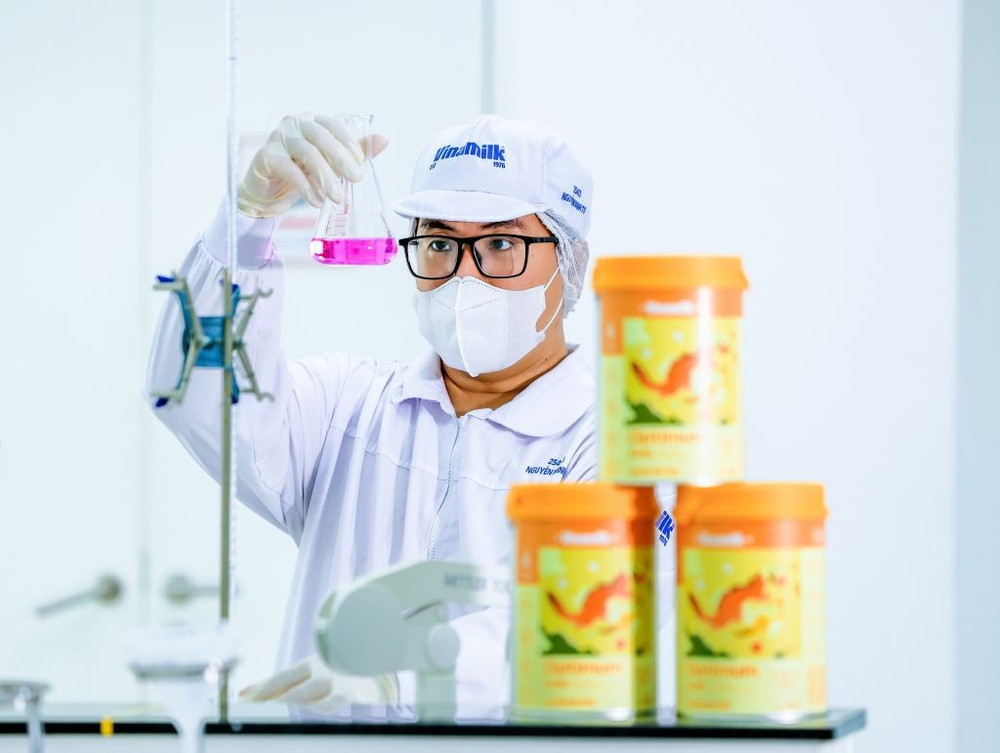 Đẩy mạnh hoạt động nghiên cứu và phát triển, đổi mới sản phẩm, Vinamilk tiên phong đưa đột phá 6 HMO vào giải pháp dinh dưỡng cho trẻ. (Ảnh: NGUYỄN HOÀNG) 3-3174.jpg