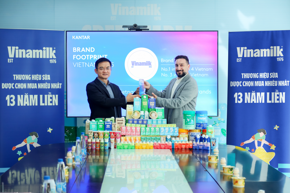 Ông Nguyễn Quang Trí, Giám đốc điều hành Marketing Vinamilk (bên trái), nhận danh hiệu Thương hiệu sữa được chọn mua nhiều nhất năm thứ 13 liên tiếp. (Ảnh: NGUYÊN PHƯƠNG) 4.png