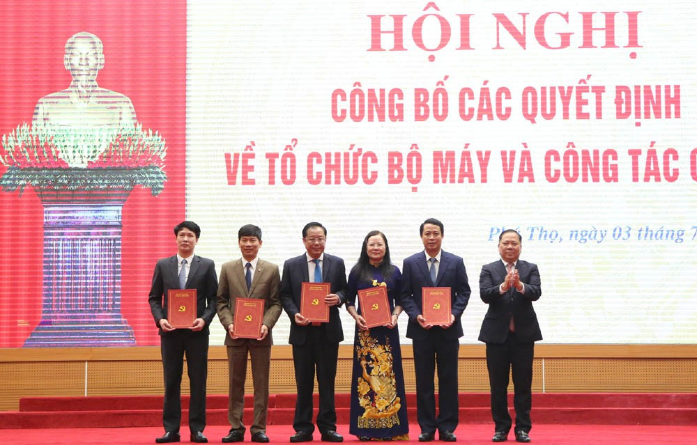Đồng chí Nguyễn Phi Long, Phó Bí thư Thường trực Tỉnh ủy Phú Thọ trao quyết định về tổ chức bộ máy và công tác cán bộ. 5.jpg