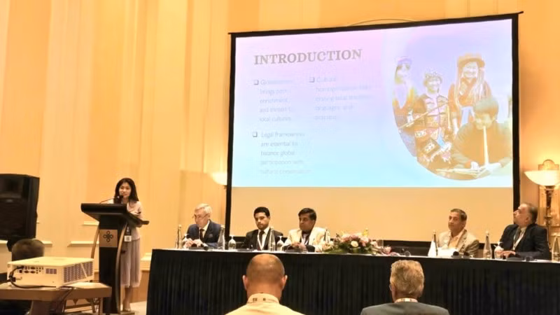 Tiến sĩ Nguyễn Phương Hòa trình bày tham luận. 