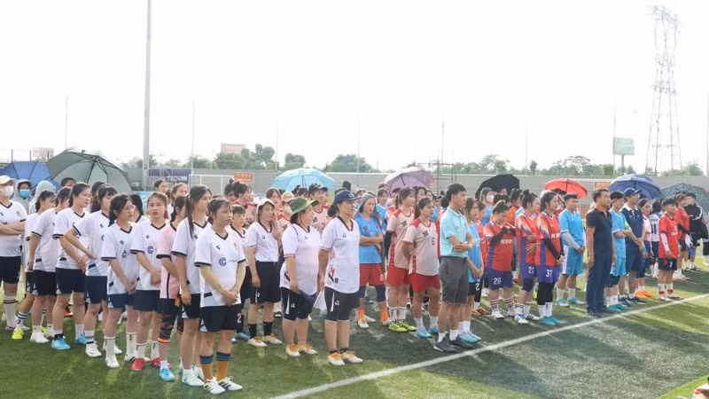 Các đội bóng tham dự khai mạc vòng loại Giải Bóng đá nam, nữ công nhân lao động tỉnh lần thứ nhất năm 2025.