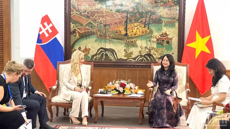 Bộ trưởng Văn hóa, Thể thao và Du lịch Lâm Thị Phương Thanh tiếp Bộ trưởng Bộ Văn hóa Slovakia Martina Šimkovičová. 