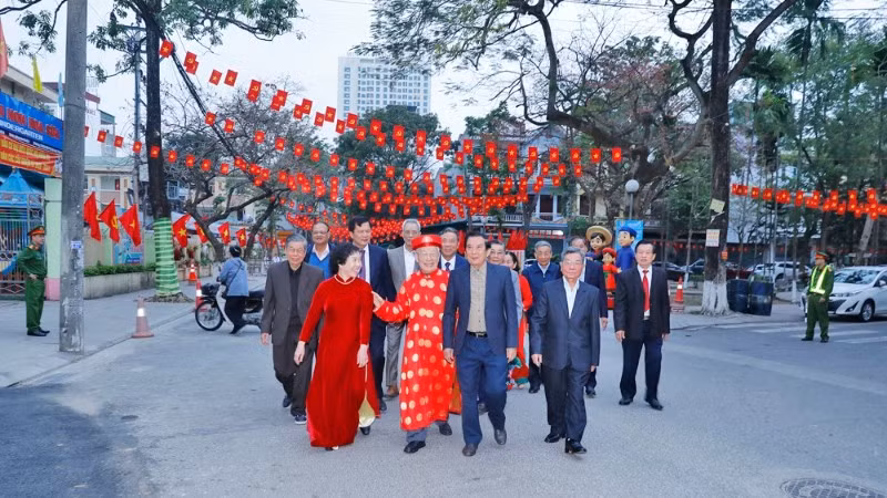 Cử tri phường Kinh Bắc nô nức đi bầu cử.