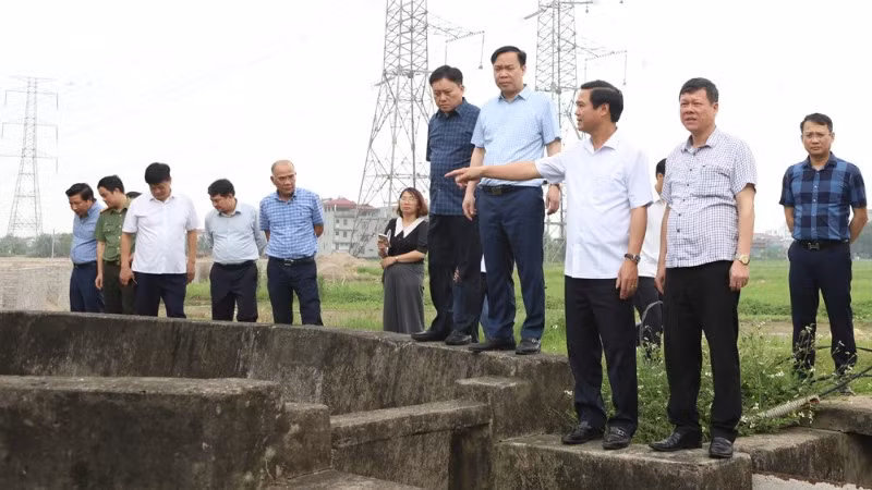 Đoàn công tác kiểm tra tại trạm bơm Đồng Lường, sông Lường, xã Lương Tài.