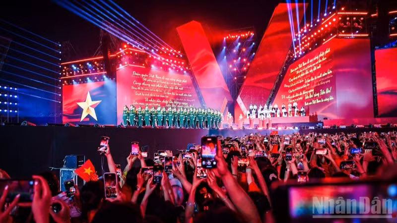 Chương trình nghệ thuật "Tổ quốc trong tim” diễn ra tại Sân vận động Quốc gia Mỹ Đình (Hà Nội) thu hút đông đảo khán giả. 