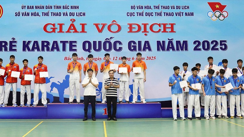 Ban Tổ chức trao giải cho các vận động viên nội dung Kumite đồng đội nam, lứa tuổi 16-17 tuổi. img-2025-06-12-144203.jpg