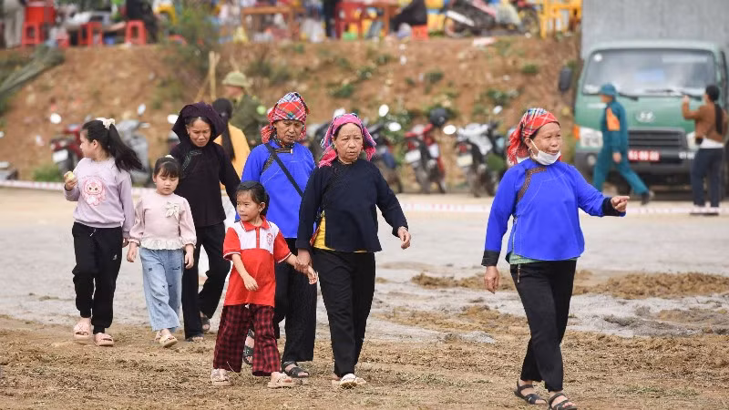 Người dân nô nức tham gia Hội hát Sloong hao và Phiên chợ Xuân vùng cao xã Tân Sơn. 