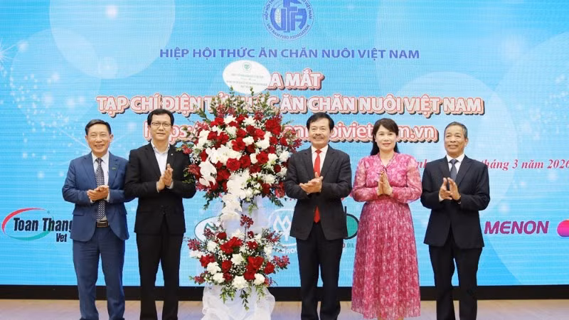 Lãnh đạo Hiệp hội Thức ăn chăn nuôi Việt Nam chúc mừng Tạp chí điện tử Thức ăn chăn nuôi Việt Nam ra mắt.