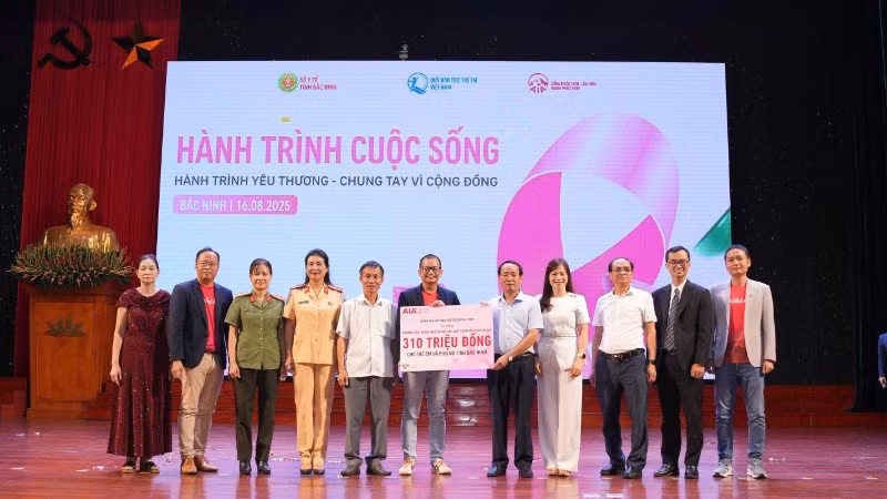 Chương trình "Hành trình Yêu thương" trao hỗ trợ và các phần quà dành tặng trẻ em có hoàn cảnh khó khăn trên địa bàn tỉnh Bắc Ninh.