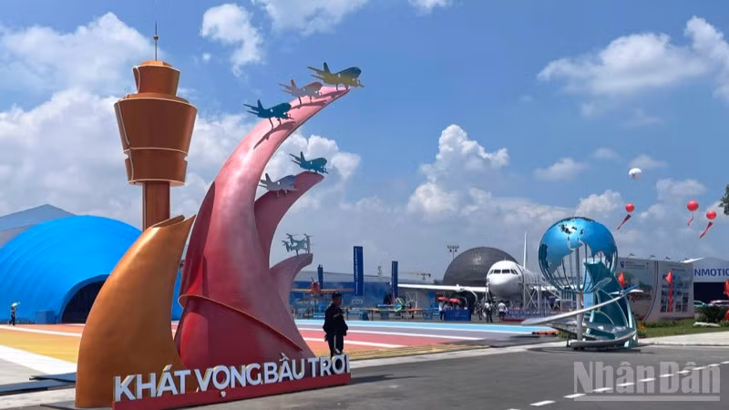 Không gian ngành hàng không thu hút đông giới trẻ tham quan.