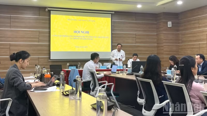 Cục trưởng Cục Văn hóa các dân tộc Việt Nam Trịnh Ngọc Chung thông tin về Chương trình quảng bá, giới thiệu văn hóa Việt Nam đến bạn bè quốc tế. 