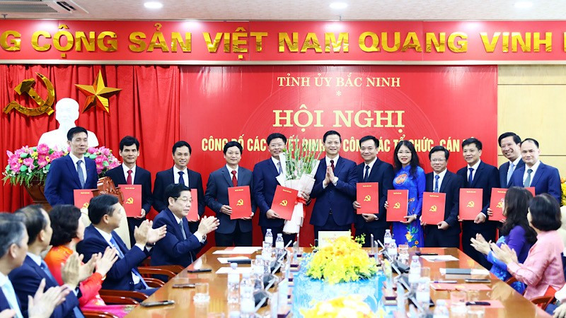 Chủ tịch Ủy ban nhân dân tỉnh Vương Quốc Tuấn trao quyết định cho lãnh đạo Báo và phát thanh, truyền hình Bắc Ninh. img-2025-07-01-205847.jpg