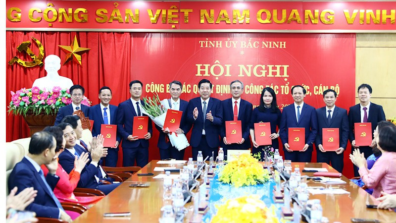 Đồng chí Nguyễn Văn Gấu, Bí thư Tỉnh ủy Bắc Ninh trao Quyết định tới các đồng chí lãnh đạo Ban Tổ chức Tỉnh ủy.