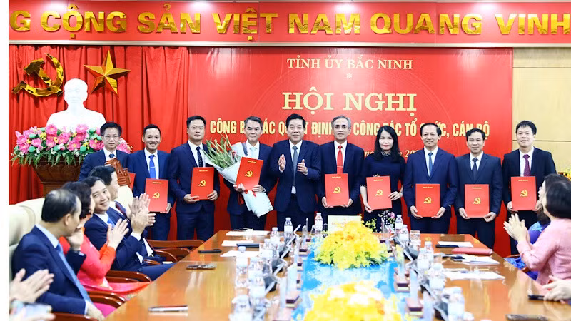 Đồng chí Nguyễn Văn Gấu, Bí thư Tỉnh ủy Bắc Ninh trao Quyết định tới các đồng chí lãnh đạo Ban Tổ chức Tỉnh ủy.