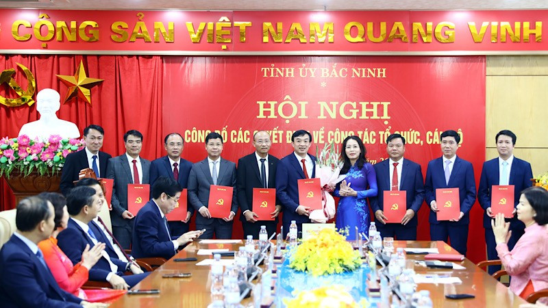 Phó Bí thư Thường trực Tỉnh ủy Bắc Ninh Nguyễn Thị Hương trao Quyết định tới các đồng chí lãnh đạo Ban Tuyên giáo và Dân vận Tỉnh ủy. img-2025-07-01-205817.jpg