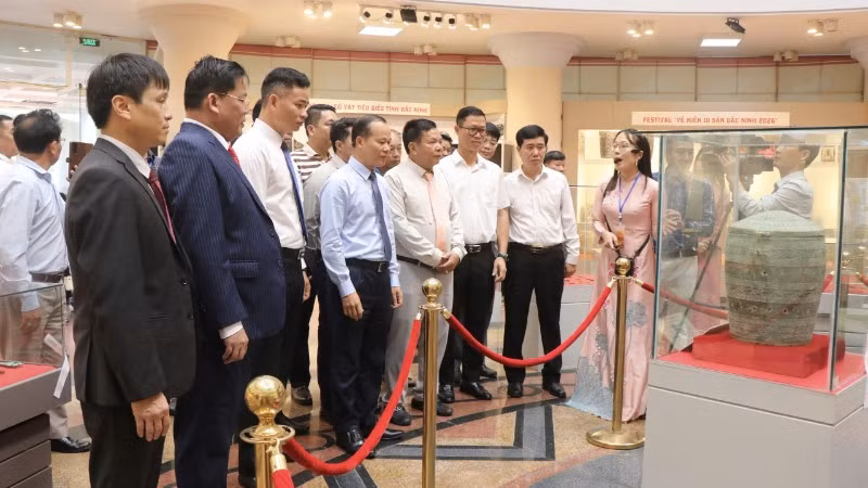 Các đại biểu và du khách tham quan không gian trưng bày.