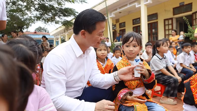 Chủ tịch Ủy ban nhân dân tỉnh Bắc Ninh Vương Quốc Tuấn tặng sữa các em học sinh tại trường Tiểu học Tuấn Đạo, xã Tuấn Đạo.