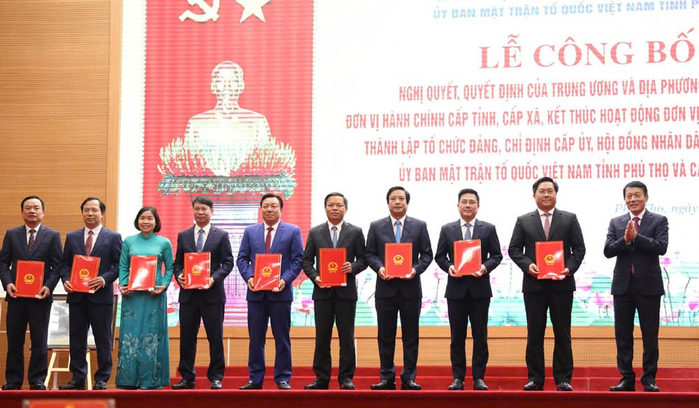 Đại tướng Lương Tam Quang trao Quyết định cho Chủ tịch, các Phó Chủ tịch Ủy ban nhân dân tỉnh. 28.jpg