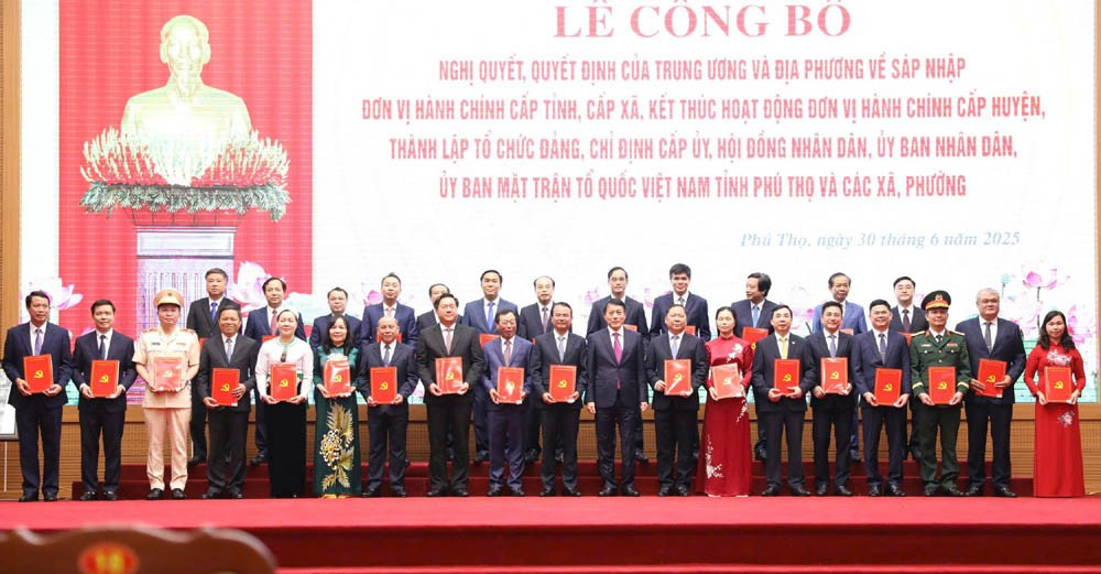 Đại tướng Lương Tam Quang trao Quyết định cho các đồng chí trong Ban Thường vụ Tỉnh ủy Phú Thọ. 29.jpg