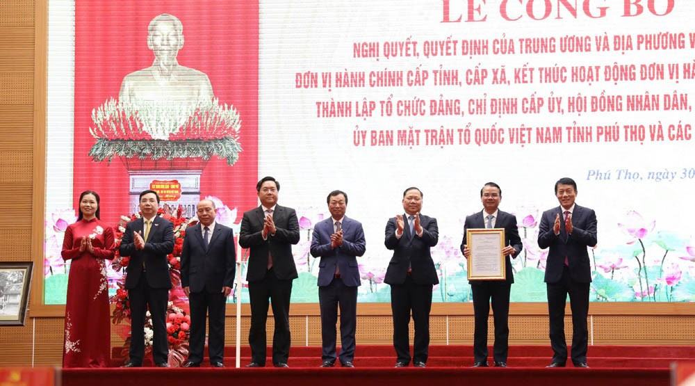 Đại tướng Lương Tam Quang trao Quyết định công bố thành lập Đảng bộ tỉnh Phú Thọ.