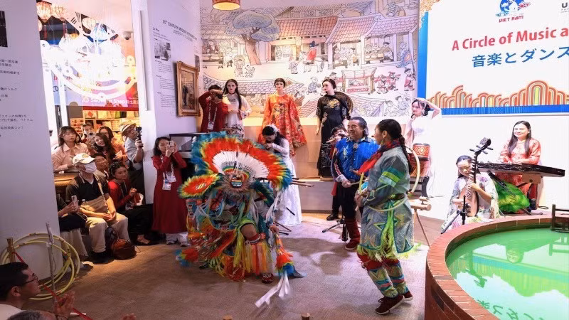 Màn biểu diễn múa vòng và múa lông vũ trên nền nhạc Chiếc khăn piêu tại EXPO 2025 Osaka. 