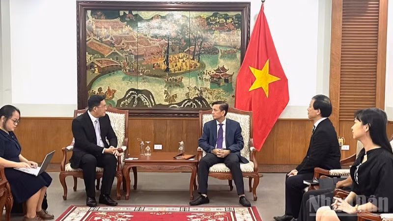 Quang cảnh buổi làm việc. 