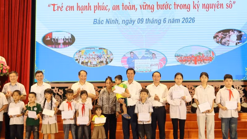Các đại biểu tặng quà trẻ em có hoàn cảnh khó khăn.