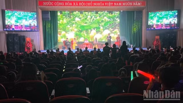 Biểu diễn văn nghệ tại chương trình giao lưu. 