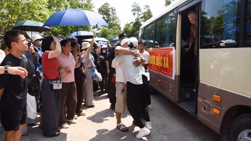 Những vòng tay ôm chặt khi gặp lại người thân.