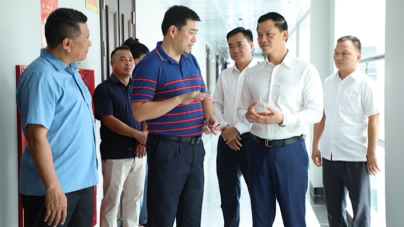 Chủ tịch Ủy ban nhân dân tỉnh Bắc Ninh Vương Quốc Tuấn kiểm tra cơ sở vật chất và động viên cán bộ, công chức, người lao động đang làm việc tại khu liên cơ quan của tỉnh.