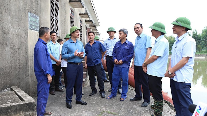 Đồng chí Vương Quốc Tuấn kiểm tra, động viên người lao động trong công tác phòng, chống bão số 3. img-2025-08-04-130025.jpg