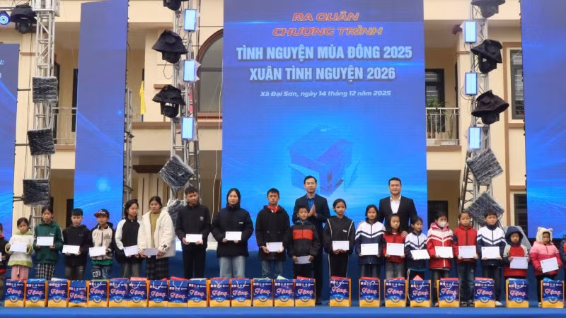 Nhiều phần quà thiết thực đã được Ban Tổ chức trao tặng tới các em nhỏ, học sinh vùng cao.